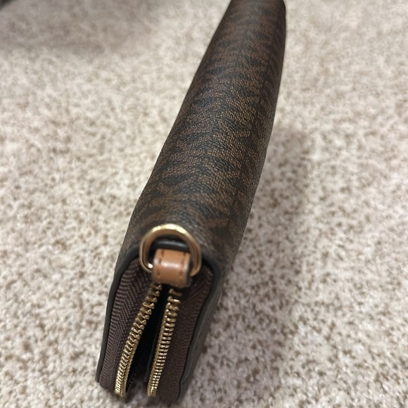 Michael Kors wallet with zipper - Picture 3 of 4